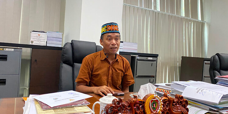 FOTO: NRA/MATAKALTENG - Wakil Ketua Komisi II DPRD Kalteng, Bambang Irawan, saat diwawancarai awak media.