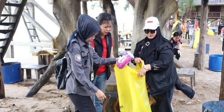 Foto:IST/MATA KALTENG - Wabup Kotim Irawati saat pimpin bakti sosial di kawasan pantai wisata ujung pandaran.