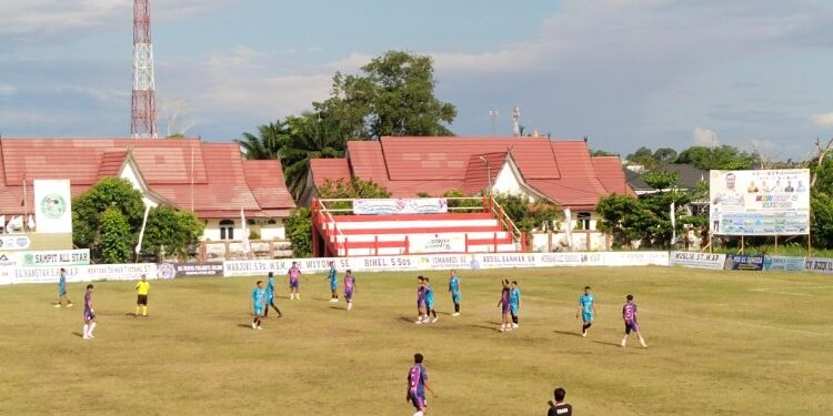 FOTO: AGUS/MATAKALTENG- Pertandingan babak 32 besar antara  Peron Basirih FC (biru kombinasi merah muda) vs  Mitra Tanjung FC (jersey Cyan) dengan skor 2-0 di Stadion 29 Nopember Sampit pada Kamis, 18 Juni 2026.