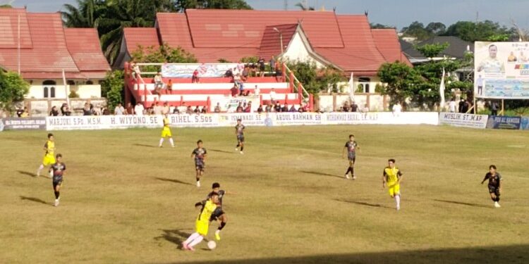 FOTO: AGUS/MATAKALTENG - Pemain Bhayangkara FC Mentaya (hitam) berebut bola dengan pemain MHU RDA FC (kuning) dalam laga Super Big Match babak 32 besar HNR Cup 2 di Stadion 29 Nopember Sampit, Kamis (18/6/2026). BFC Mentaya menang 3-1 dan melaju ke babak 16 besar.