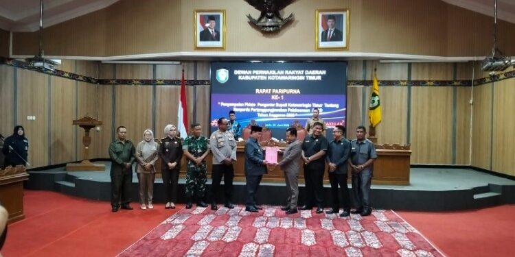 Foto:IST/MATA KALTENG - Bupati Kotim Halikinnor saat sampaikan Rancangan Peraturan Daerah (Raperda) tentang Pertanggungjawaban Pelaksanaan APBD Tahun Anggaran 2025 dalam Rapat Paripurna DPRD Kotim, Senin, 22 Juni 2026.