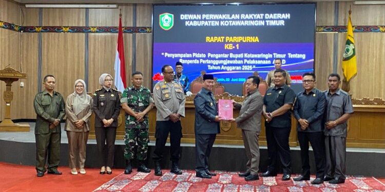 Foto:IST/MATA KALTENG - Bupati Kotim Halikinnor saat sampaikan Rancangan Peraturan Daerah (Raperda) tentang Pertanggungjawaban Pelaksanaan APBD Tahun Anggaran 2025 dalam Rapat Paripurna DPRD Kotim, Senin, 22 Juni 2026.