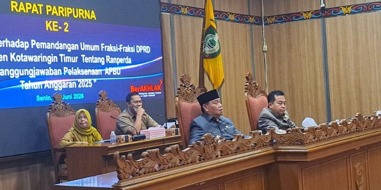 Foto:DIAN/MATA KALTENG - Bupati Kotim Halikinnor dalam Rapat Paripurna penyampaian jawaban terhadap pandangan Fraksi DPRD Kotim, Senin, 22 Juni 2026.