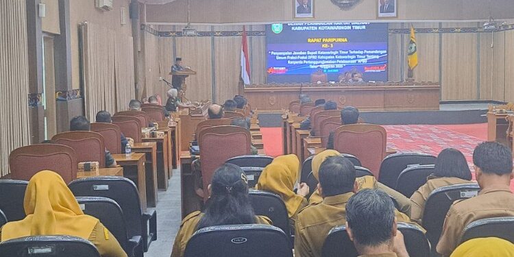 Foto:DIAN/MATA KALTENG - Bupati Kotim Halikinnor dalam Rapat Paripurna penyampaian jawaban terhadap pandangan Fraksi DPRD Kotim, Senin, 22 Juni 2026.