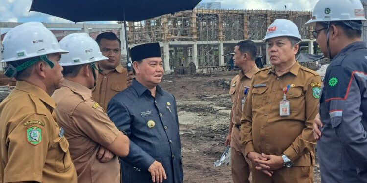Foto:DIAN/MATA KALTENG - Bupati Kotawaringin Timur (Kotim) Halikinnor meninjau langsung progres pembangunan Sekolah Rakyat Terintegrasi 55 di kawasan Wengga Metropolitan, Senin, 22 Juni 2026.