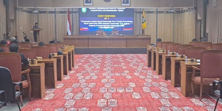 Foto: DIAN/MATA KALTENG - Rapat paripurna penyampaian Rancangan Peraturan Daerah (Raperda) tentang Pertanggungjawaban Pelaksanaan APBD Tahun Anggaran 2025 dalam Rapat Paripurna DPRD Kotim.