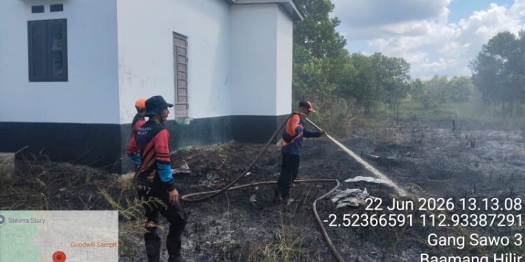 Foto:IST/MATA KALTENG - Upaya pemadaman kebakaran hutan dan lahan di wilayah kecamatan Baamang oleh BPBD Kotim.