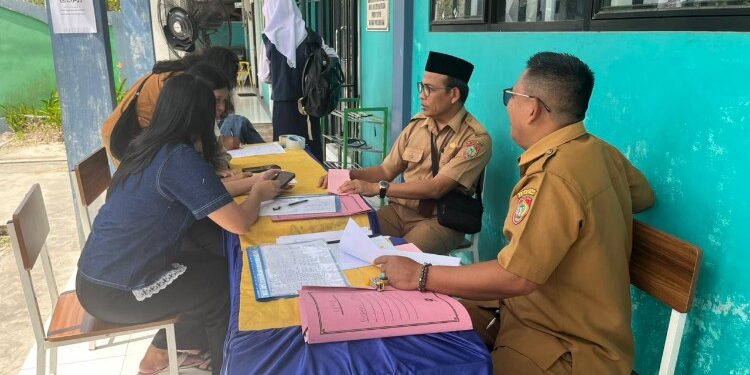 Foto:IST/MATA KALTENG - Pelayanan SPMB di SMAN 2 Sampit.
