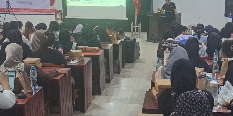 Foto:DIAN/MATA KALTENG - edukasi keuangan dan investasi di Universitas Darwan Ali (Unda) Sampit, Selasa 23 Juni 2026.