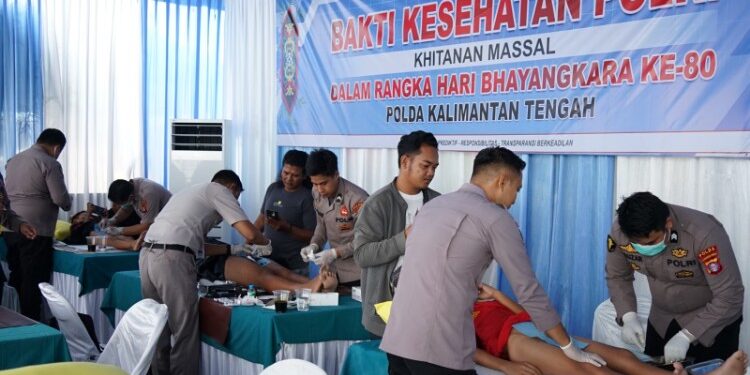 FOTO: Personel Polda Kalteng, pada saat melakukan pemeriksaan kesehatan warga.