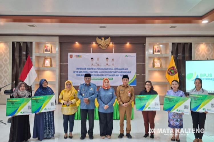 Guru Ngaji dan Toga Terima Insentif dan Jaminan Sosial