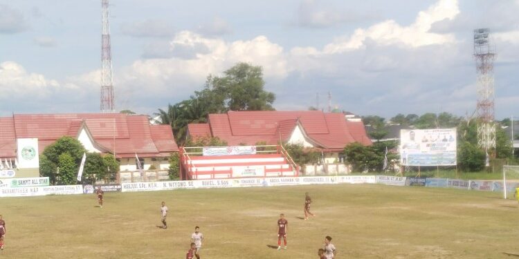 FOTO:AGUS/MATAKALTENG-Pertandingan antara Yonif TP 923 Mentaya vs Tamuan Jaya FC di babak 32 besar turnamen HNR Cup 2 tahun 2026.