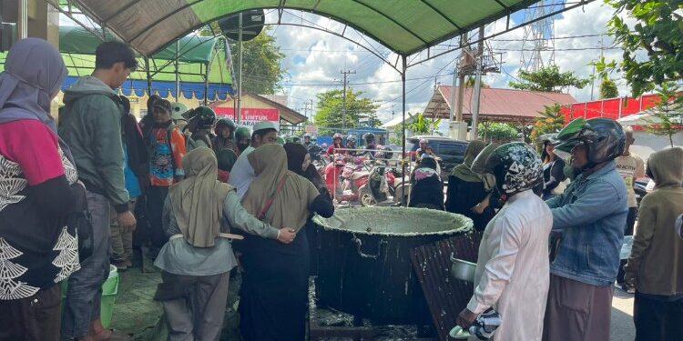 Foto:IST/MATA KALTENG - Proses pembuatan bubur Asyura ikon jelawat Sampit, 25 Juni 2026.