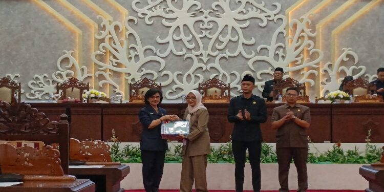 FOTO: NRA/MATAKALTENG - Penyerahan naskah rancangan peraturan daerah provinsi kalimantan tengah tentang pertanggungjawaban pelaksanaan APBD provinsi kalimantan tengah tahun anggaran 2025 dari pemerintah provinsi kalteng oleh pj. Sekda kalteng linae victoria Aden diterima oleh Wakil Ketua I Riska Agustin didampingi oleh Wakil Ketua II muhammad Ansyari dan Wakil Ketua III Junaidi.