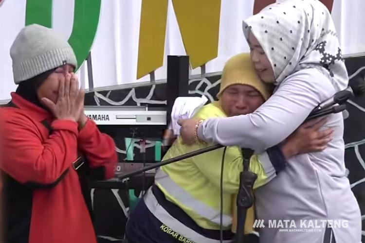 Bupati Nurhidayah Berangkatkan Umroh Dua Petugas Kebersihan