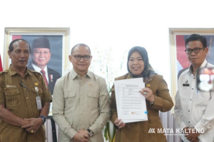 Tingkatkan Perlindungan Pekerja, Bupati Kobar Menandatangani MoU Dengan Kementerian P2MI