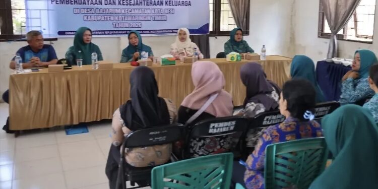 FOTO: IST/MATA KALTENG - pelatihan bagi anggota TP-PKK Desa Bejarum, Kecamatan Kota Besi, yang dibuka secara resmi oleh Ketua TP-PKK Kabupaten Kotim, Hj. Khairiah Halikinnor.