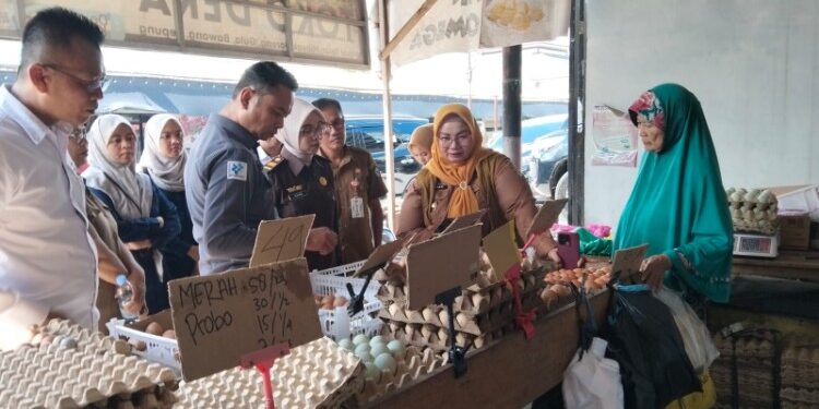 Foto:IST/MATA KALTENG - Sidak penjualan telur di kalangan pedagang yang ada di kota Sampit, 29 Juni 2026.