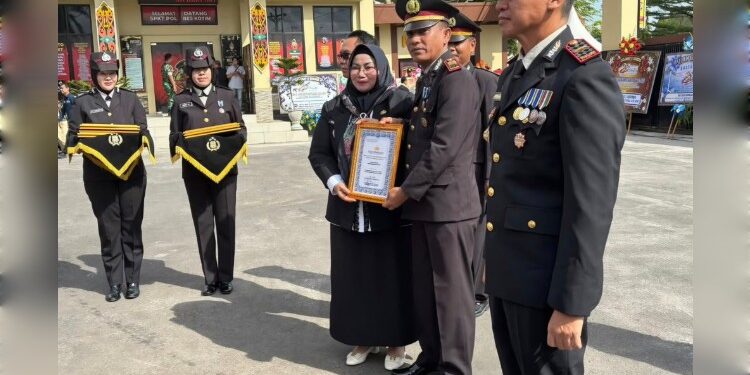 Foto:IST/MATA KALTENG - Wabup Kotim Irawati saat hadiri Upacara Peringatan Hari Bhayangkara ke-80 yang digelar Polres Kotim.