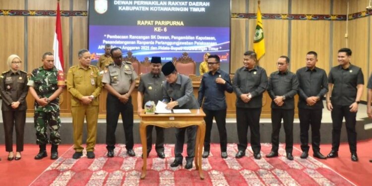 Foto:IST/MATA KALTENG - Penandatanganan kesepakatan Raperda Pertanggungjawaban APBD 2025.