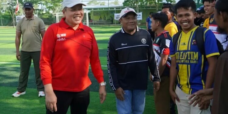 Foto:IST/MATA KALTENG - Pembukaan turnamen mini soccer dalam rangka memperingati hari Bhayangkara di Kotim.
