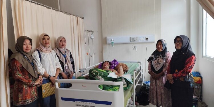 Foto:IST/MATA KALTENG - DPPPAPPKB saat kunjungi korban pembakaran di RSUD dr Murjani Sampit.