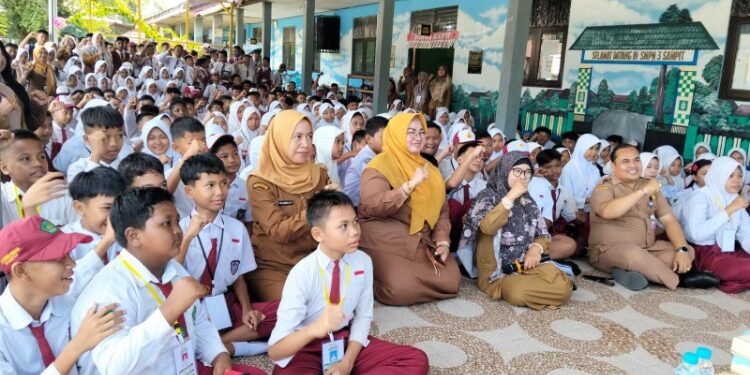 Foto:IST/MATA KALTENG - Wabup Kotim Irawati saat hadiri pembukaan MPLS di SMPN 3 Sampit, 13 Juli 2026.