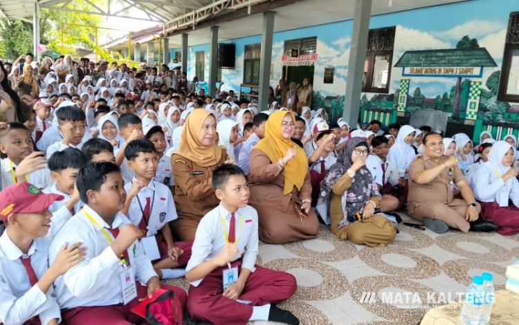 Foto:IST/MATA KALTENG - Wabup Kotim Irawati saat hadiri pembukaan MPLS di SMPN 3 Sampit, 13 Juli 2026.