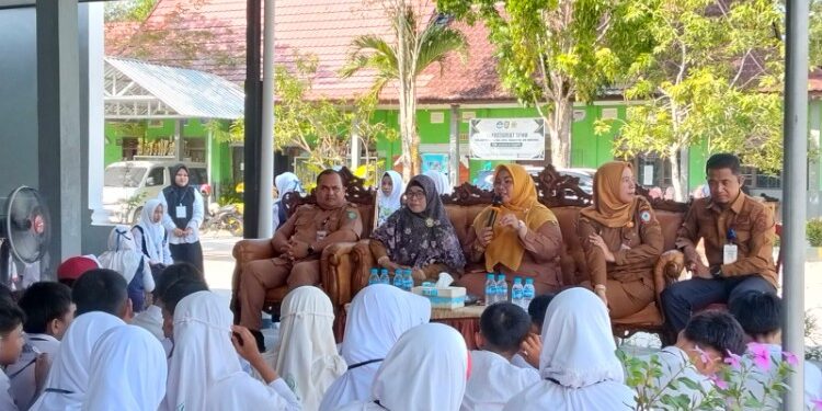 Foto:IST/MATA KALTENG - Wabup Kotim Irawati saat hadiri MPLS di salah satu sekolah di Kota Sampit, 13 Juli 2026.