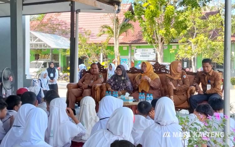 Foto:IST/MATA KALTENG - Wabup Kotim Irawati saat hadiri MPLS di salah satu sekolah di Kota Sampit, 13 Juli 2026.