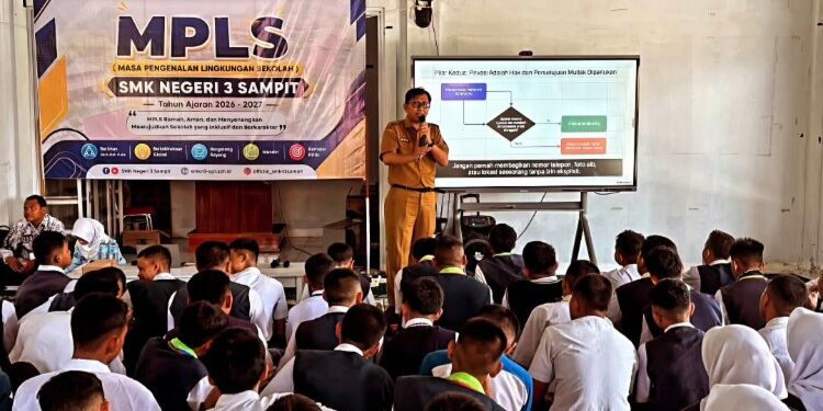 Foto:IST/MATA KALTENG - pemberian materi oleh diskominfo Kotim dalam kegiatan MPLS SMKN 3 Sampit.