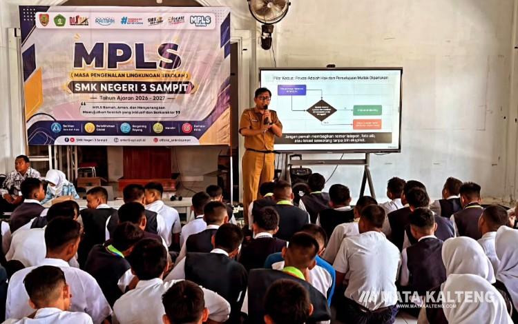 Foto:IST/MATA KALTENG - pemberian materi oleh diskominfo Kotim dalam kegiatan MPLS SMKN 3 Sampit.