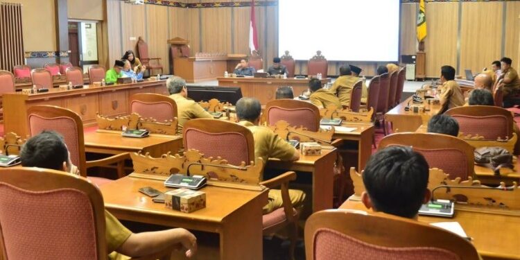 Foto:IST/MATA KALTENG - Rapat Kerja Komisi II DPRD Kotim membahas terkait Penanganan dan pengelolaan sampah di Kotim.