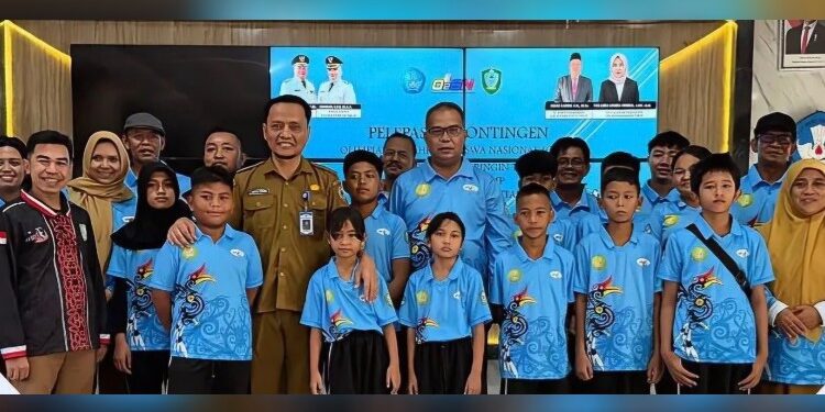 Foto:IST/MATA KALTENG - Pelepasa kontingen O2SN jenjang SMP di Disdik Kotim.