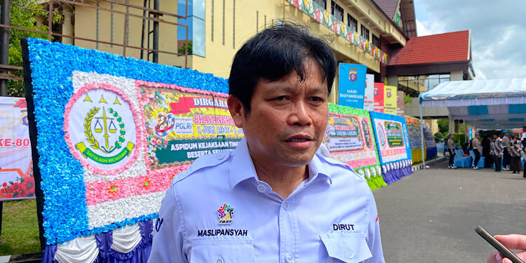 FOTO: NRA/MATAKALTENG -Direktur Utama Bank Kalteng, Maslipansyah, saat diwawancarai awak media.