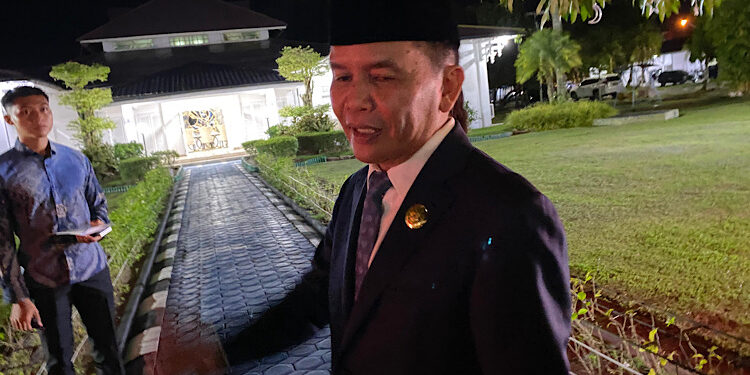 FOTO: NRA/MATAKALTENG - Gubernur Kalimantan Tengah Agustiar Sabran, saat diwawancarai awak media.