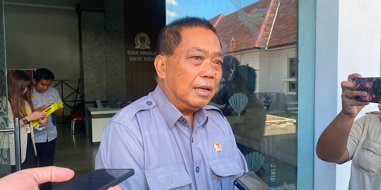 FOTO: NRA/MATAKALTENG - KETUA KOMISI IV DPRD kalteng, Lohing Simon saat diwawancarai awak media.