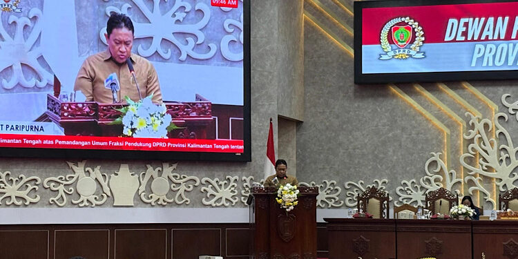 FOTO: NRA/MATAKALTENG - Wakil Gubernur Kalteng Edy Pratowo Saat membacakan Jawaban Gubernur Kalteng di Rapat Paripurna Ke-5 Masa Persidangan III Tahun Sidang 2026 di Ruang Rapat Paripurna DPRD Provinsi Kalimantan Tengah, Senin (6/7).