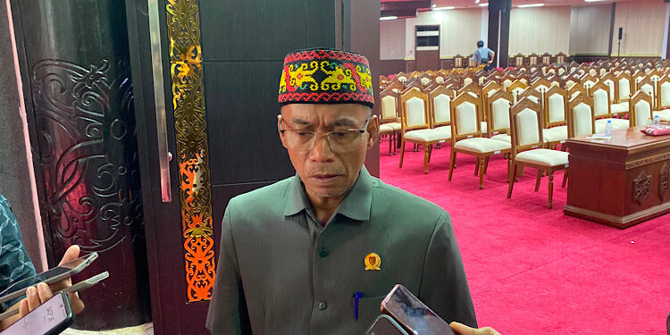 FOTO: NRA/MATAKALTENG - Wakil Ketua Komisi II DPRD kalteng Bambang Irawan saat diwawancarai awak media.