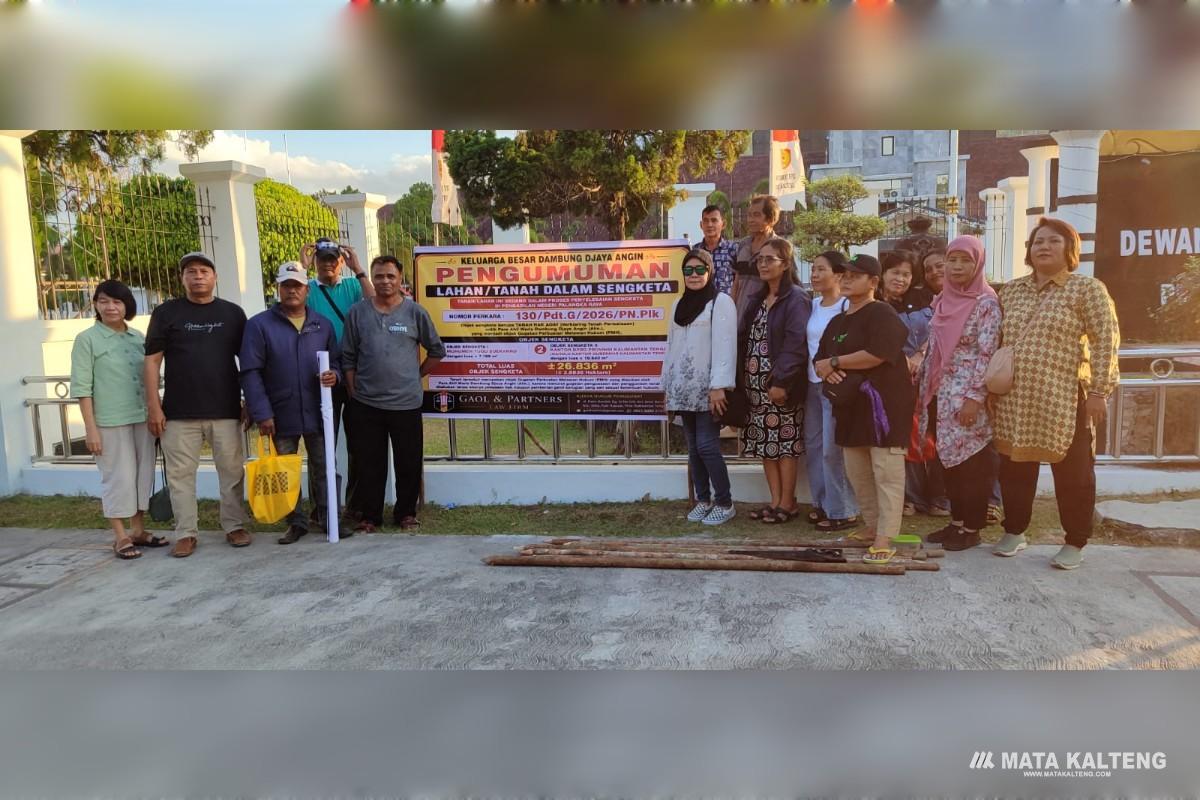 FOTO: Para ahli waris Dambung Djaya Angin usai melakukan pemasangan plang sengketa.