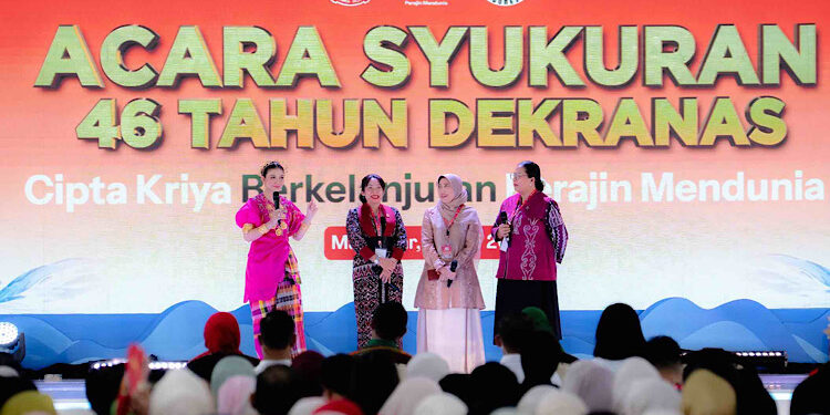Foto: Ketua Dekranasda Kalteng beserta jajaran saat berfoto bersama