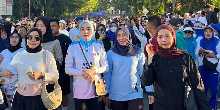 Foto: Ketua TP PKK Kalteng Hadiri Jalan Sehat Nasional dan Festival Kuliner di Makassar, Perkuat Kebersamaan dan Gaya Hidup Sehat.
