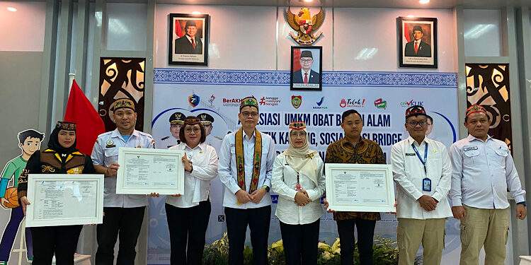 FOTO: NRA/MATAKALTENG -Asisten Administrasi Umum Setda Provinsi Kalimantan Tengah, Sunarti dan Deputi Bidang Pengawasan Obat Tradisional, Suplemen Kesehatan, dan Kosmetik BPOM RI, Mohamad Kashuri,
saat menghadiri bkegiatan Pemberian Welcome Speech dan Penyerahan Sertifikat Pelaku Usaha Obat Bahan Alam Provinsi Kalimantan Tengah yang digelar BPOM RI di Palangka Raya, Rabu (15/7/2026).