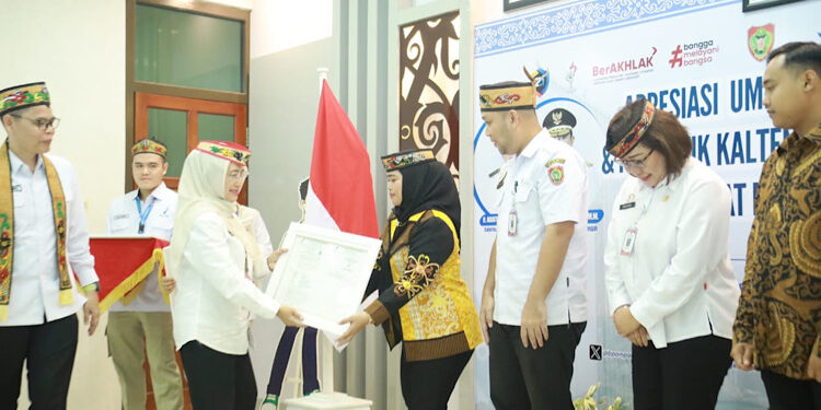 FOTO: Penyerahan secara simbolis sertifikat kepada pelaku usaha obat bahan alam yang telah memenuhi persyaratan sesuai ketentuan.