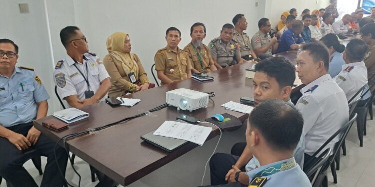 Foto:DIAN/MATA KALTENG - Rapat Koordinasi Rencana Kontigensi dan Sosialisasi Bandara Sehat di Bandara H. Asan Sampit yang digelar di Ruang Pertemuan La Foule Caffe, Jalan Jeruk I, Sampit, 20 Juli 2026.