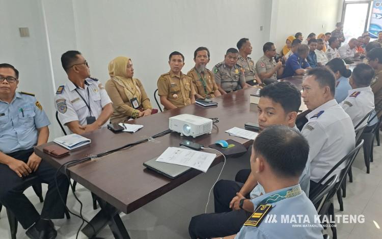 Foto:DIAN/MATA KALTENG - Rapat Koordinasi Rencana Kontigensi dan Sosialisasi Bandara Sehat di Bandara H. Asan Sampit yang digelar di Ruang Pertemuan La Foule Caffe, Jalan Jeruk I, Sampit, 20 Juli 2026.
