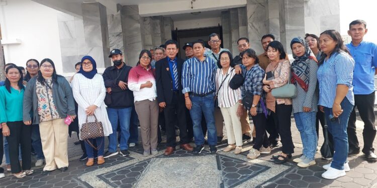 FOTO: Ahli Waris Dambung Djaya Angin, pada saat berfoto bersama usai mediasi bersama DPRD Kalteng.