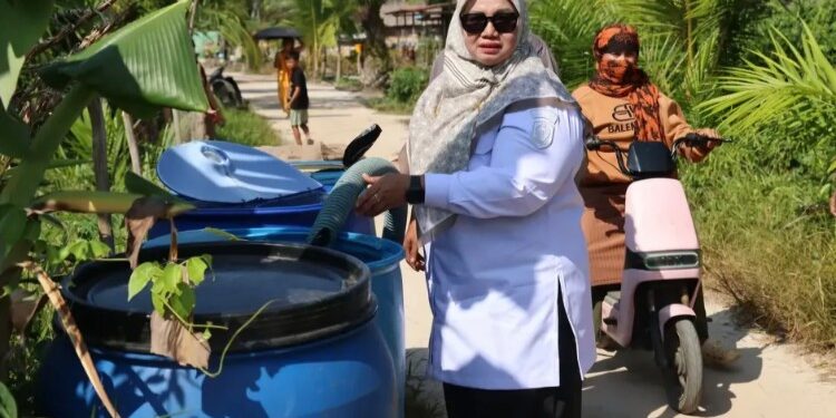 Foto:IST/MATA KALTENG - Wabup Kotim Irawati saat pantau langsung pendistribusian air bersih di Teluk Sampit.