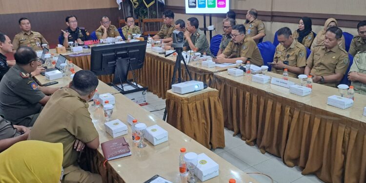 Foto:DIAN/MATA KALTENG - Monitoring dan Evaluasi Kegiatan Bersama Penegakan Hukum Pemberantasan Rokok Ilegal Semester 1 di Aula Habaring Hurung Lantai III, KPPBC TMP C, 28 Juli 2026.